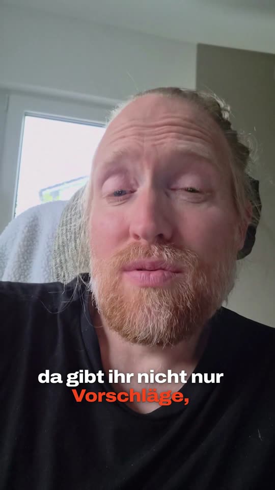 Kamera-Szene: der Untertitel steht auf dem T-Shirt unter dem Kinn